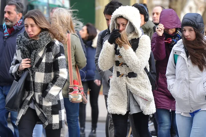 Frío polar en Uruguay con cielo cubierto sobre Montevideo y temperaturas bajas en octubre.