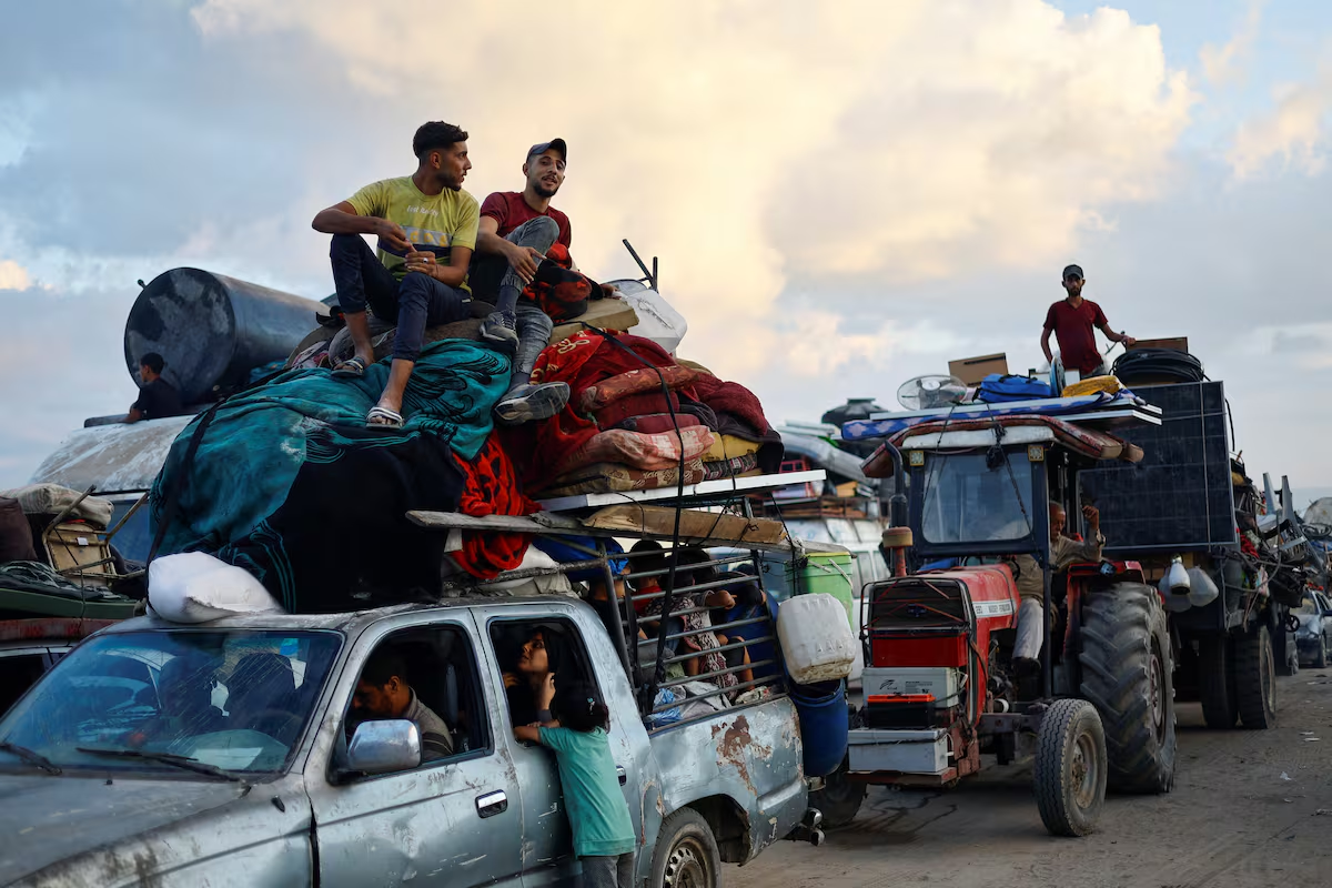Les personnes déplacées par le blocus de Gaza se déplacent vers le sud avec leurs biens
