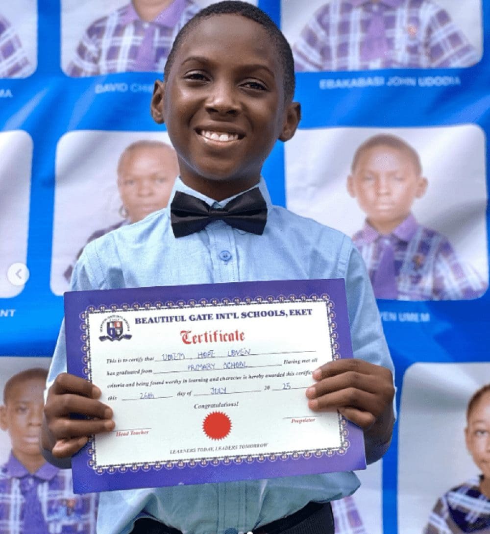 Hope de Nigeria se gradúa; foto oficial de graduación.