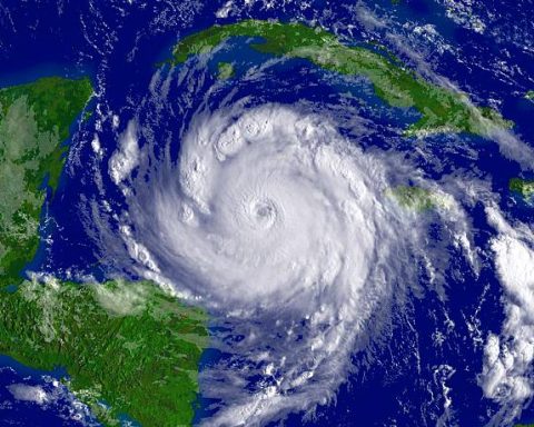 huracán Melissa acercándose a Jamaica con nubes densas y oleaje intenso en la costa.
