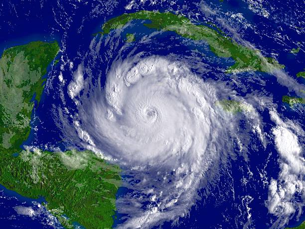 huracán Melissa acercándose a Jamaica con nubes densas y oleaje intenso en la costa.