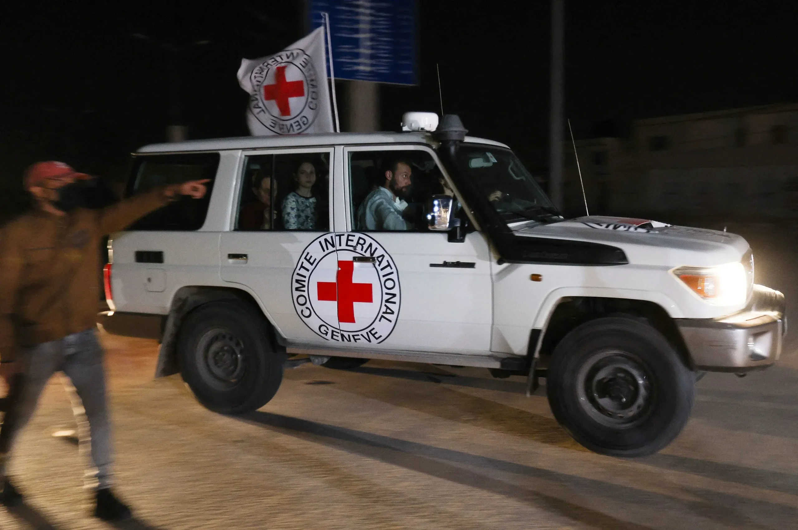 I volontari della Croce Rossa a Gaza partecipano al recupero e al trasferimento dei corpi degli ostaggi dopo il cessate il fuoco tra Israele e Hamas.