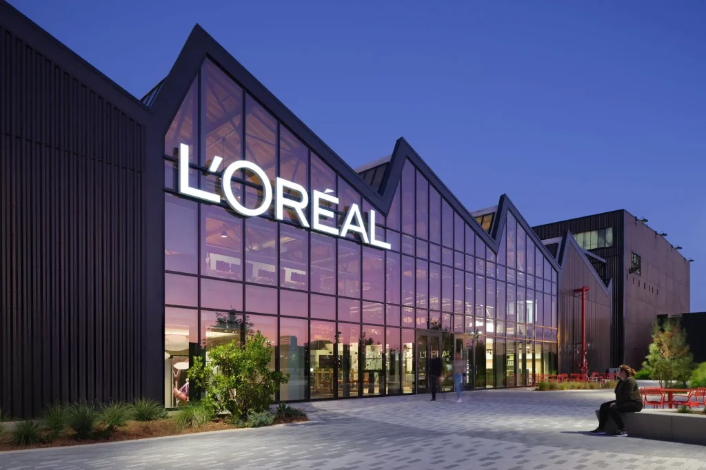 Die Führungskräfte von L&#39;Oréal präsentieren die Ergebnisse des dritten Quartals 2025 und heben ein moderates Wachstum des weltweiten Umsatzes hervor.