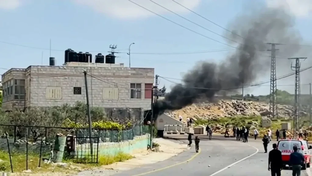 Campesinos palestinos trabajan en campos de olivos en Cisjordania bajo la vigilancia de colonos israelíes, según informes de la ONU sobre los ataques de colonos israelíes 2025.