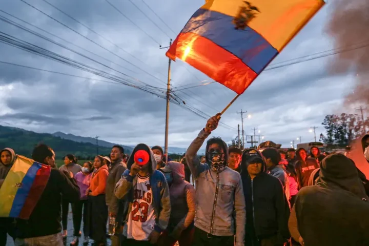 Manifestantes da Conaie marcham pelas ruas de Imbabura durante a greve indígena equatoriana, exigindo respeito aos direitos dos povos indígenas.
