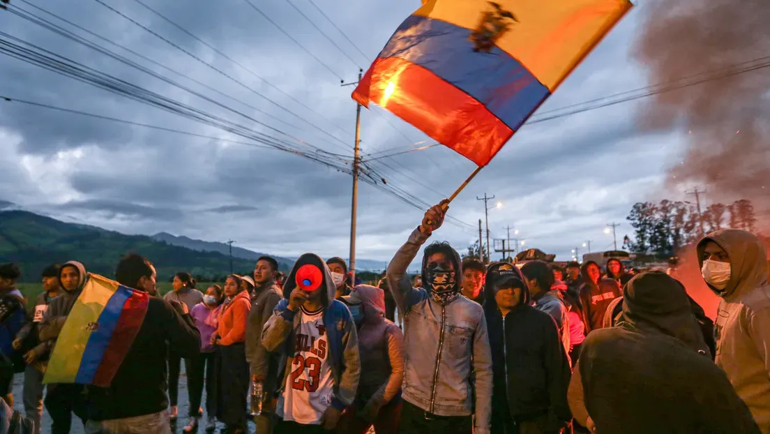Les manifestants de la Conaie défilent dans les rues d&#39;Imbabura lors de la grève indigène équatorienne, exigeant le respect des droits des peuples indigènes.