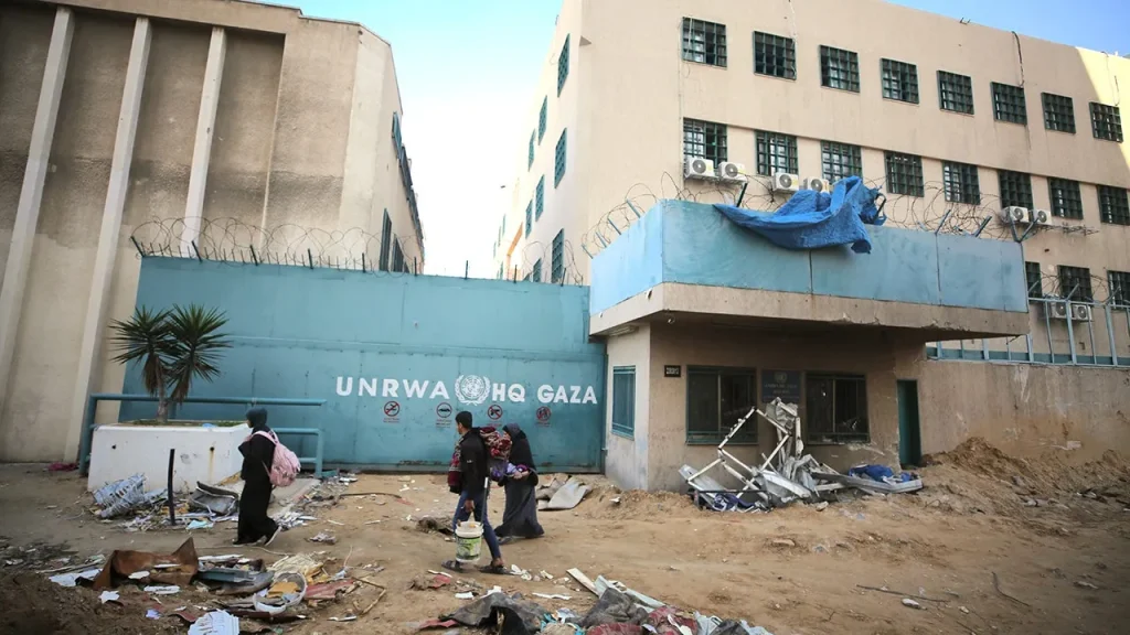 “UNRWA Gaza distribuye ayuda humanitaria a refugiados palestinos en medio de la crisis en la Franja de Gaza.”