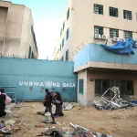 “近东救济工程处加沙办事处在加沙地带危机期间向巴勒斯坦难民发放人道主义援助。”