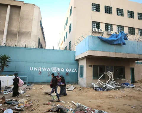 “A UNRWA Gaza distribui ajuda humanitária aos refugiados palestinos em meio à crise na Faixa de Gaza.”