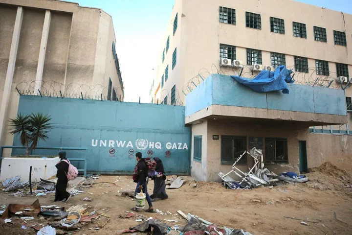 “近东救济工程处加沙办事处在加沙地带危机期间向巴勒斯坦难民发放人道主义援助。”
