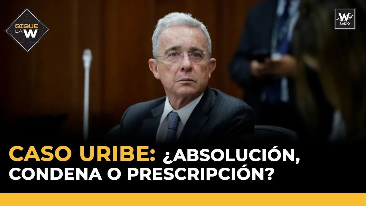 Álvaro Uribe remercie ses partisans après son acquittement dans l&#39;affaire de corruption de témoins et de fraude procédurale en Colombie.