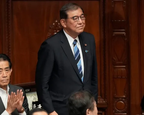 Sanae Takaichi, Premierministerin von Japan, während ihrer Amtseinführung, ein Symbol weiblicher Führung und der Allianz zwischen Japan und den USA.