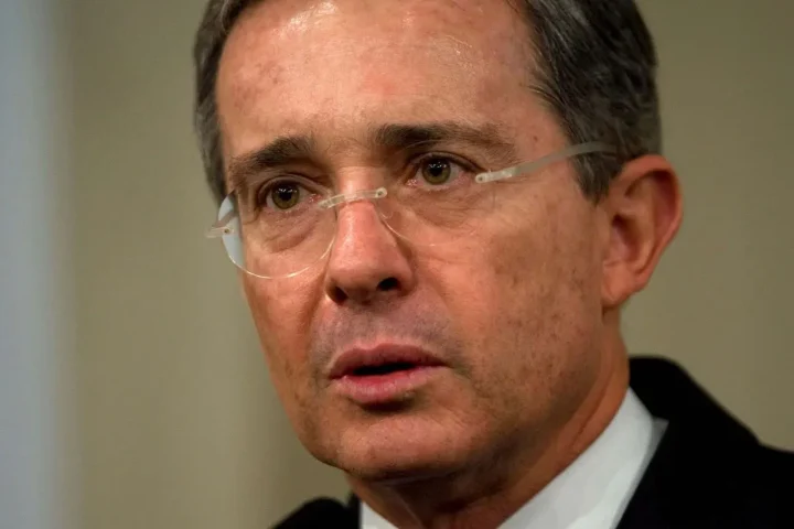 Álvaro Uribe após a decisão do Tribunal Superior de Bogotá apoiado pelas declarações de Marco Rubio sobre a justiça colombiana