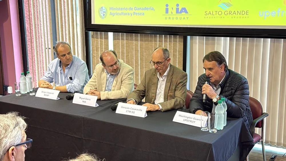 Alerta naranja: el virus que podría cambiar la historia de la citricultura uruguaya 1 Autoridades uruguayas firman convenio para proteger la citricultura uruguaya del HLB.