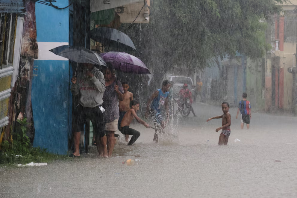 Huracán Melissa: Jamaica en alerta por un impacto devastador 3 Imagen aérea muestra el impacto del huracán Melissa sobre Jamaica, con intensas lluvias y fuertes ráfagas de viento afectando zonas costeras.