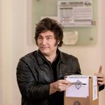 La Libertad Avanza gana en 14 provincias y Milei proyecta reestructuración 5 Javier Milei celebra el triunfo de La Libertad Avanza en el Hotel Libertador junto a su equipo.