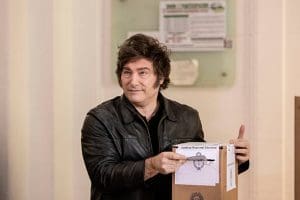 La Libertad Avanza gana en 14 provincias y Milei proyecta reestructuración