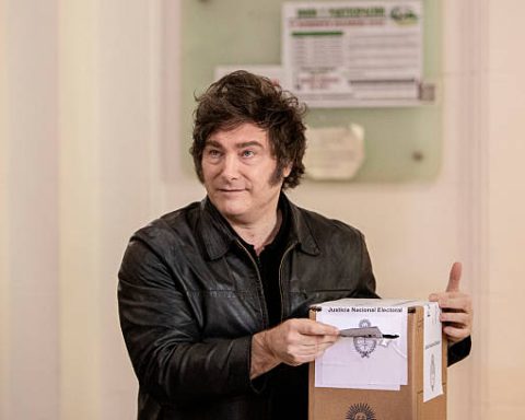 Javier Milei celebra el triunfo de La Libertad Avanza en el Hotel Libertador junto a su equipo.