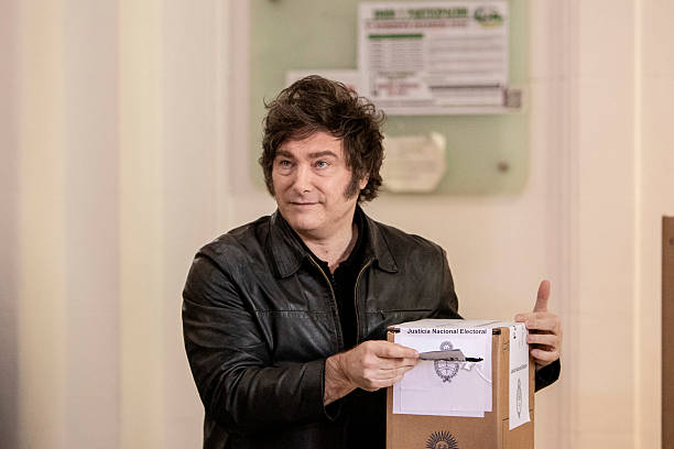 Javier Milei celebra el triunfo de La Libertad Avanza en el Hotel Libertador junto a su equipo.