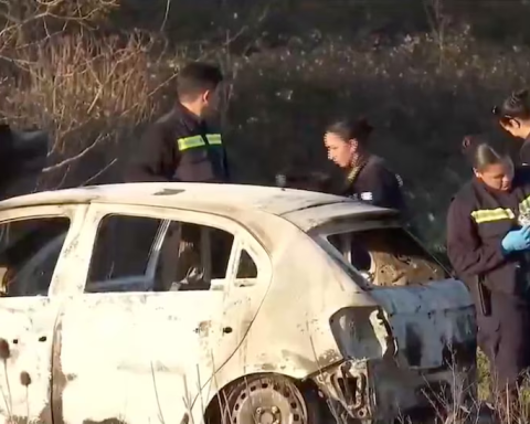 Auto carbonizzata dell&#39;ex giudice Luis Delfino dopo il suo omicidio a Montevideo.