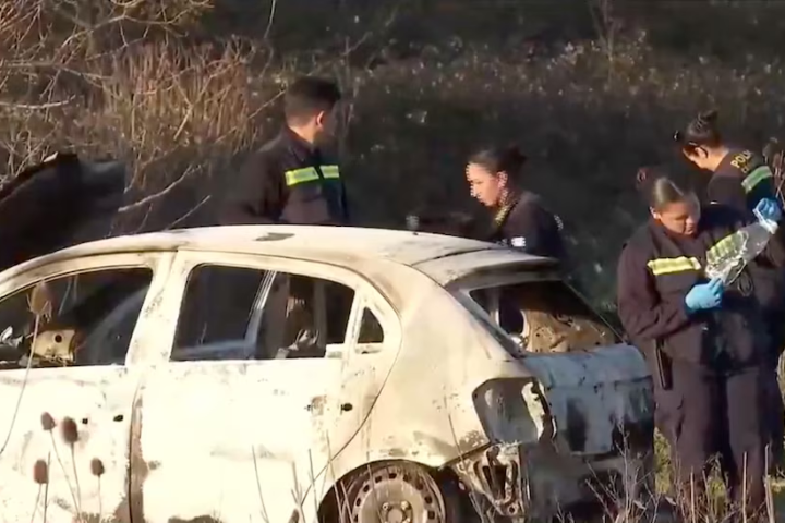 Auto carbonizzata dell&#39;ex giudice Luis Delfino dopo il suo omicidio a Montevideo.