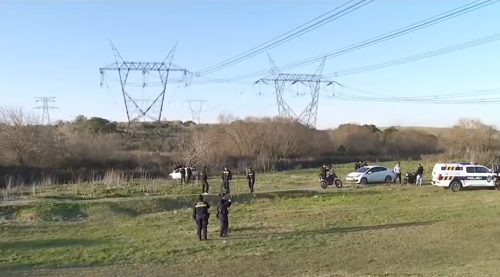 Un mineur a été condamné pour le meurtre de l'ancien juge Luis Delfino. Scène du crime du meurtre de l'ancien juge Luis Delfino, où sa voiture incendiée a été retrouvée à Montevideo.