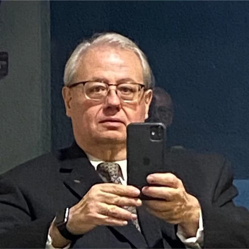 Condenan a un menor por el asesinato del ex juez Luis Delfino 60 Policía científica investiga el asesinato del ex juez Luis Delfino en un descampado de Montevideo.