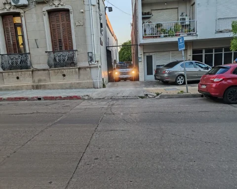 “Agentes custodian el ingreso al Juzgado Penal de calle Artigas durante la audiencia por el asalto en Salto.”