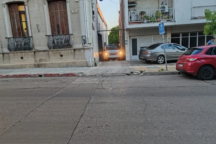 “Agentes custodian el ingreso al Juzgado Penal de calle Artigas durante la audiencia por el asalto en Salto.”