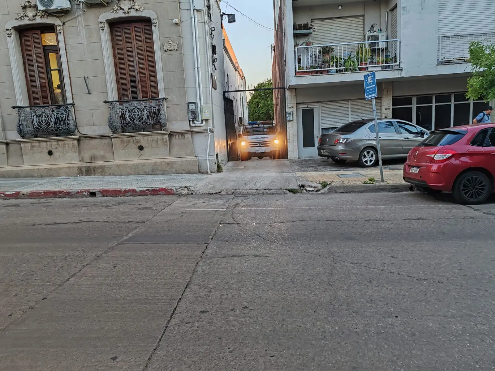 Asalto en Salto: los seis detenidos declaran en el Juzgado Penal de calle Artigas 1 “Agentes custodian el ingreso al Juzgado Penal de calle Artigas durante la audiencia por el asalto en Salto.”