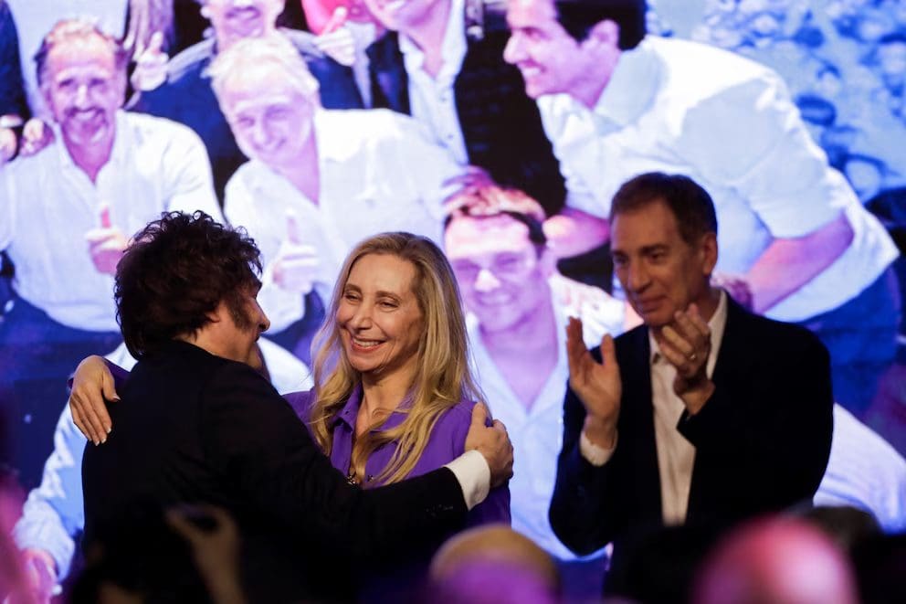 Triunfo de La Libertad Avanza: la noche que redefinió el equilibrio de poder en la Casa Rosada 4 Javier Milei celebrando el triunfo de La Libertad Avanza junto a su equipo en el Hotel Libertador tras los resultados electorales.
