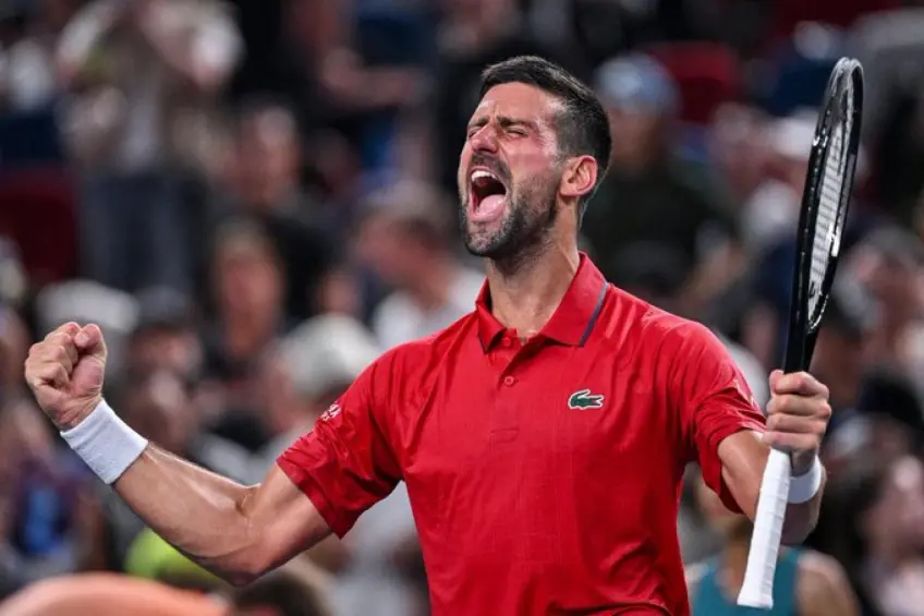 Novak Djokovic en el Masters de Shanghái recibiendo atención médica en la cancha tras una lesión de tobillo durante su victoria ante Jaume Munar.