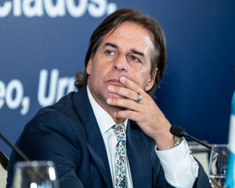 Luis Lacalle Pou durante la conferencia en la sede del Partido Nacional, donde afirmó que “Orsi se pasó de rosca” al referirse a sus declaraciones sobre el caso de las patrullas oceánicas (OPV).