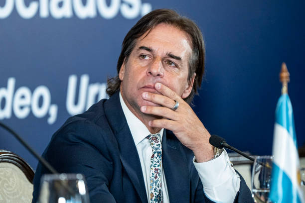 Lacalle Pou respondió con firmeza: “Orsi se pasó de rosca con sus dichos” 1 Luis Lacalle Pou durante la conferencia en la sede del Partido Nacional, donde afirmó que “Orsi se pasó de rosca” al referirse a sus declaraciones sobre el caso de las patrullas oceánicas (OPV).