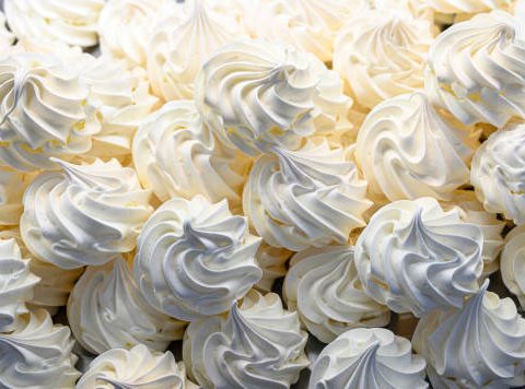 Receta de merengue clásico crocante y aireado lista para postres y tortas.