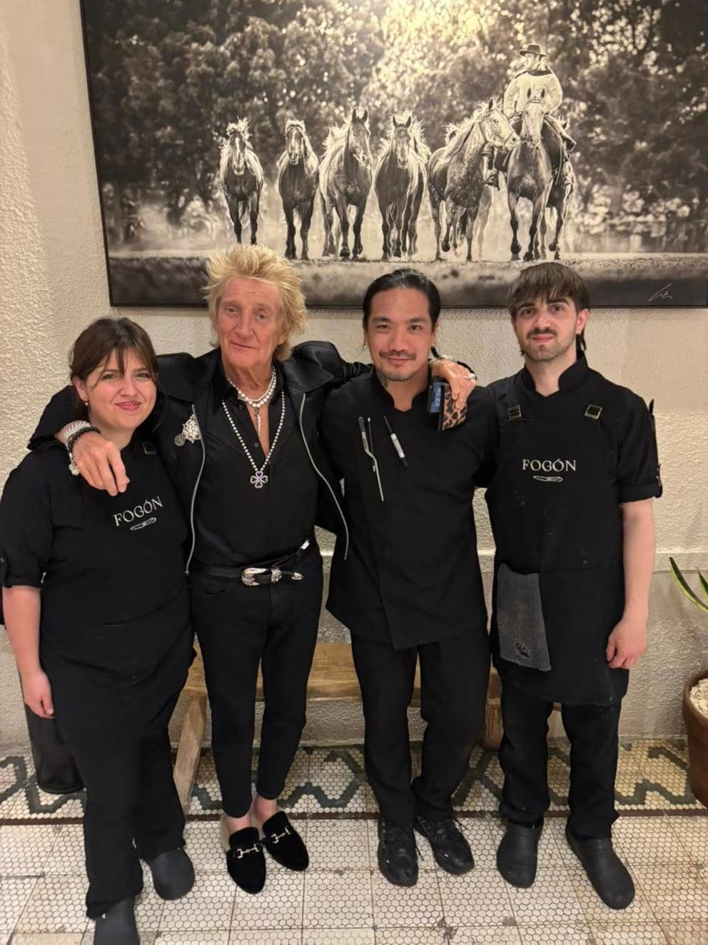Rod Stewart disfrutó del asado argentino antes de sus conciertos en Buenos Aires 6 mosos