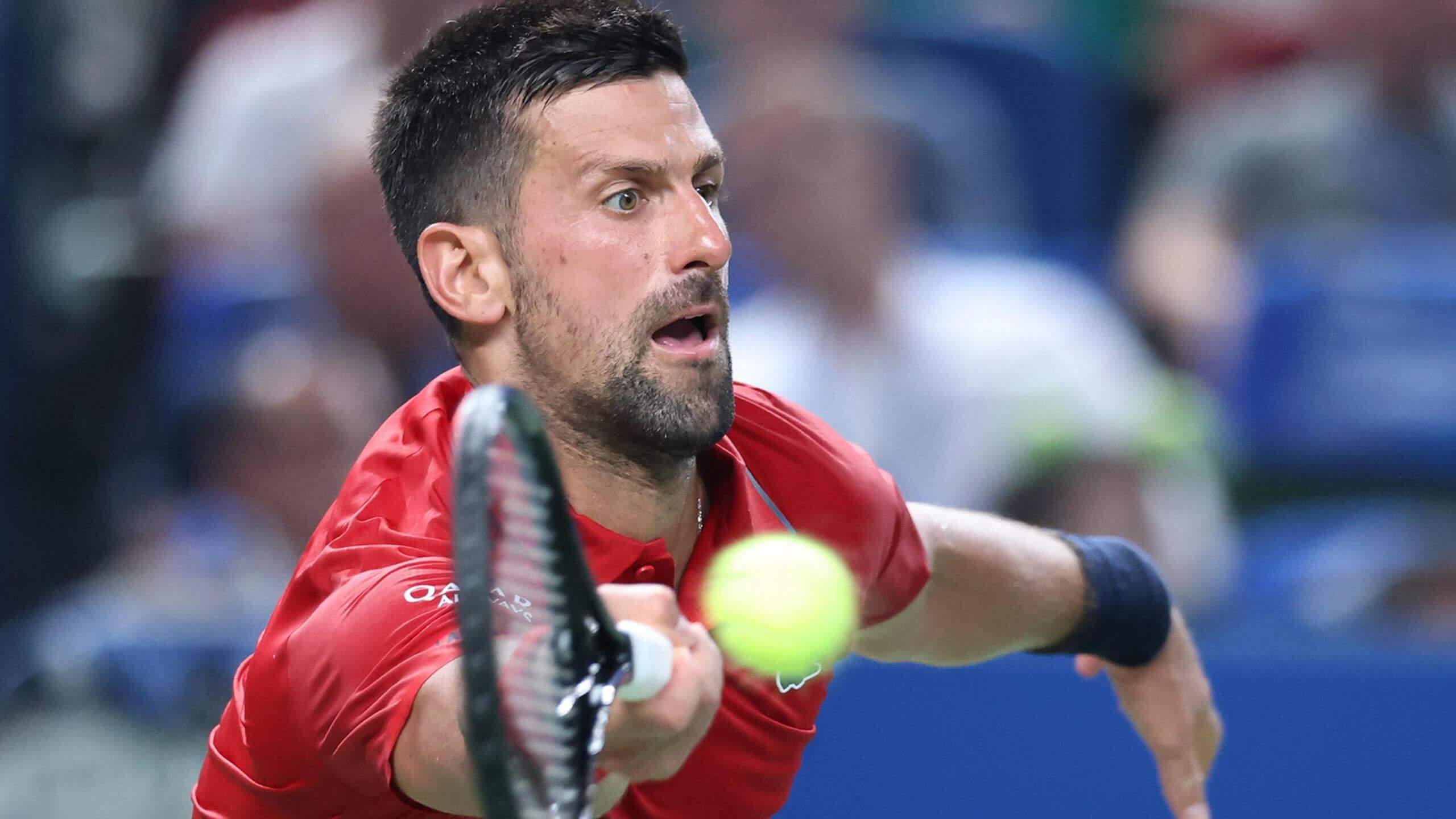 Novak Djokovic en el Masters de Shanghái recibiendo atención médica tras una lesión de tobillo en pleno partido contra Jaume Munar.