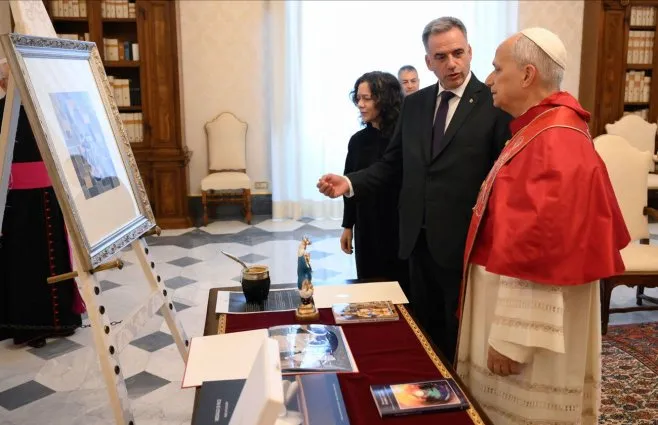 Yamandú Orsi e o Papa Leão XIV em audiência no Vaticano, com presentes uruguaios e a Pomba da Paz de Atchugarry visíveis sobre a mesa.