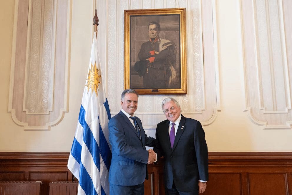 “Marset sigue prófugo”: la DEA busca al narcotraficante uruguayo Sebastián Marset 5 Yamandú Orsi junto al embajador de Estados Unidos en Uruguay durante encuentro diplomático