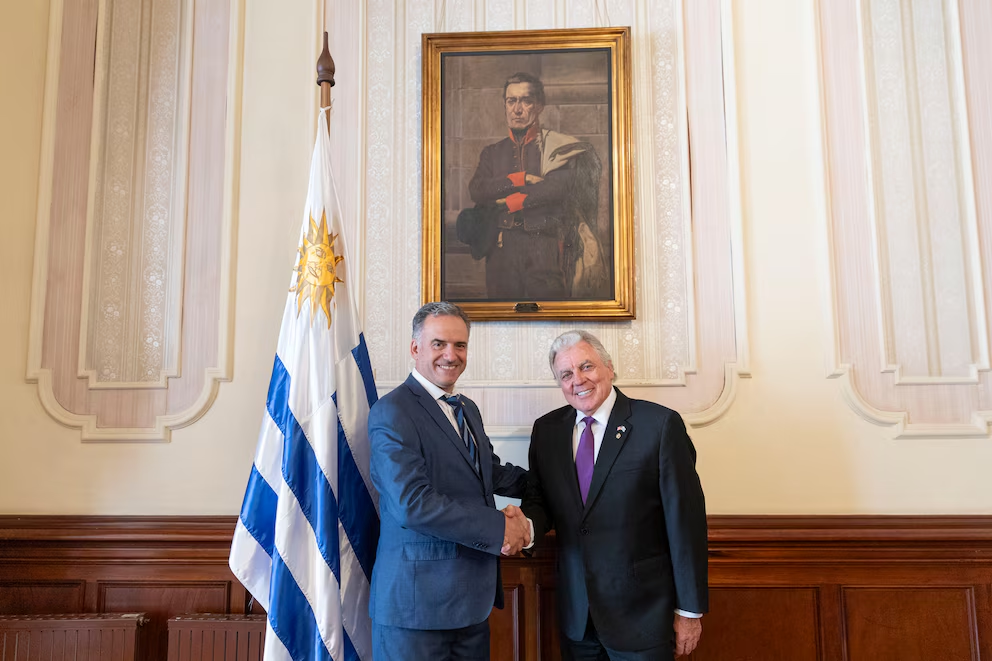 Yamandú Orsi junto al embajador de Estados Unidos en Uruguay durante encuentro diplomático