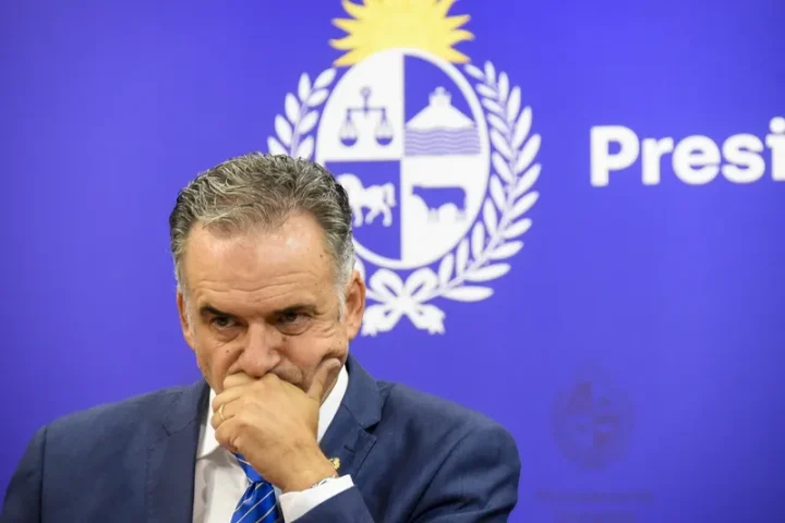 Yamandú Orsi comenta los resultados de la encuesta Opción Consultores.