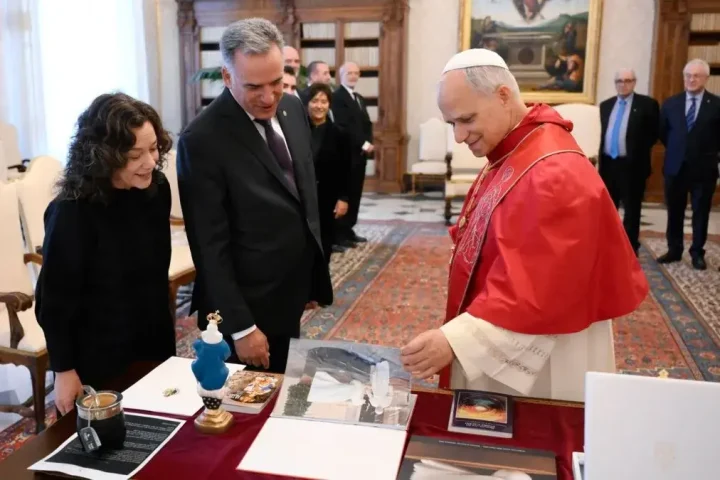 Yamandú Orsi Papa Leone XIV durante l&#39;udienza in Vaticano, con doni culturali