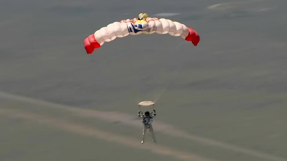 Paracaídas de Felix Baumgartner salto estratósfera récord mundial.