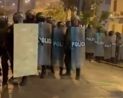 Marcha nacional en Lima: manifestantes y PNP en avenida Abancay