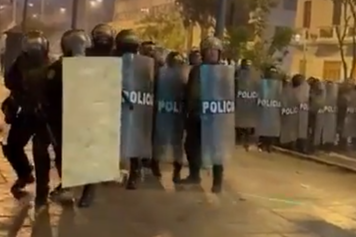 Marcha nacional en Lima: manifestantes y PNP en avenida Abancay