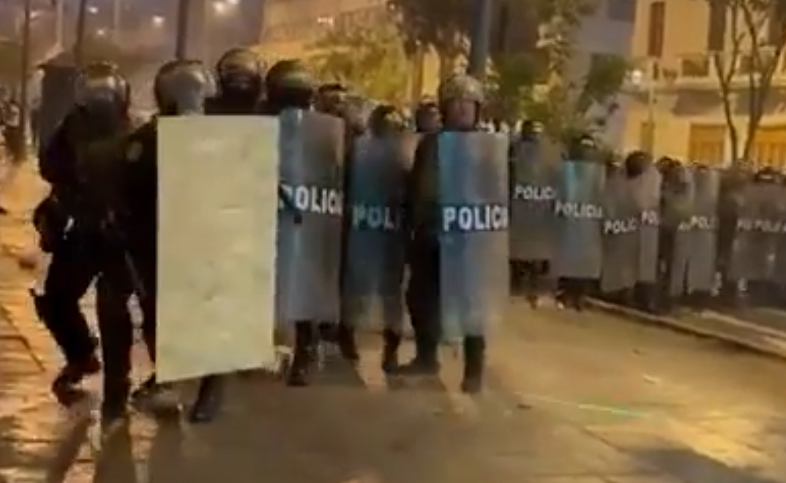 Marcha nacional en Lima: manifestantes y PNP en avenida Abancay