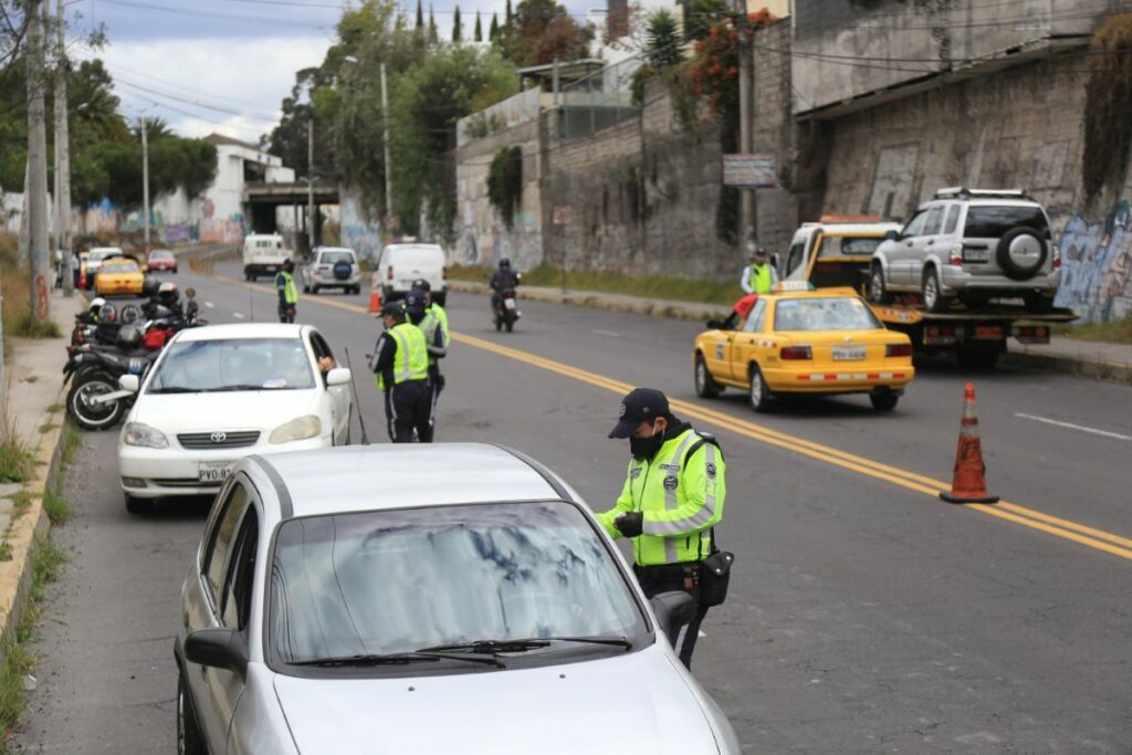 Cartel informativo del Pico y Placa Bogotá con restricciones para autos, taxis y carga el viernes 3 de octubre de 2025