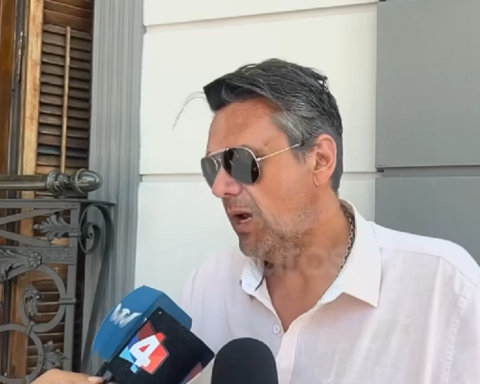 Empresario brindando declaraciones a la prensa tras el operativo policial durante el Halloween en Salto.