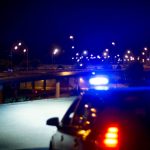 Ein Streifenwagen der Polizei von Salto bewacht das Gebiet nach dem Angriff in El Ceibal, bei dem ein Haus und ein Auto beschädigt wurden.