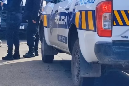 Agentes policiales trabajan en la escena del homicidio en Paso Carrasco tras el ataque a tiros